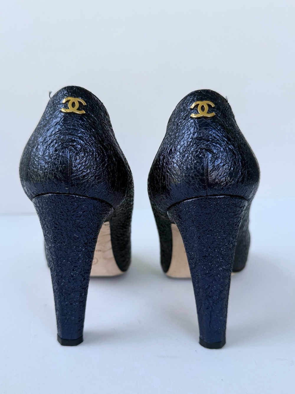 CHANEL Metallic Navy & Black Textured Peep-Toe Pumps Interlocking Gold CC Size 8 - Picture 5 of 14